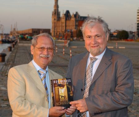 Bob Medes en Hugo Coveliers met boek  Medeschuldig